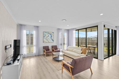 Stylish & Spacious 3BR 2BA Home in Spring Mountain M28にあるテレビまたはエンターテインメントセンター