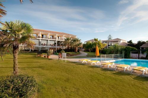 Piscine de l'établissement Luzmar Villas ou située à proximité