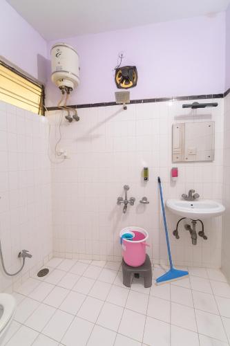 Bilik mandi di Classic 4 BHK