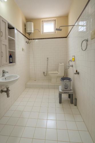 Bilik mandi di Classic 4 BHK