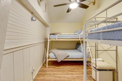 Habitación con literas y ventilador de techo. en Ozarks Family Retreat with Beaver Lake Access!, en Garfield