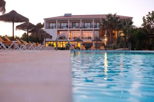 Piscine de l'établissement Luzmar Villas ou située à proximité