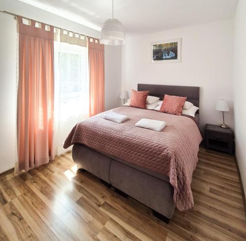 Posteľ alebo postele v izbe v ubytovaní Apartamenty Alcatraz z jacuzzi
