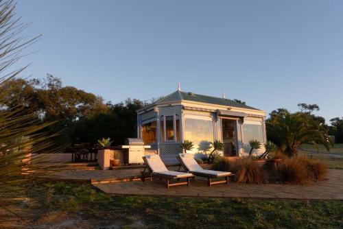 En have udenfor Luxury Couples Hideaway by the Sea