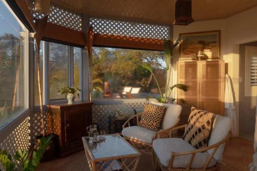 Et opholdsområde på Luxury Couples Hideaway by the Sea