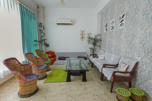 Khu vực ghế ngồi tại Elegant 6 Bedroom Boutique Villa Near Taj Mahal