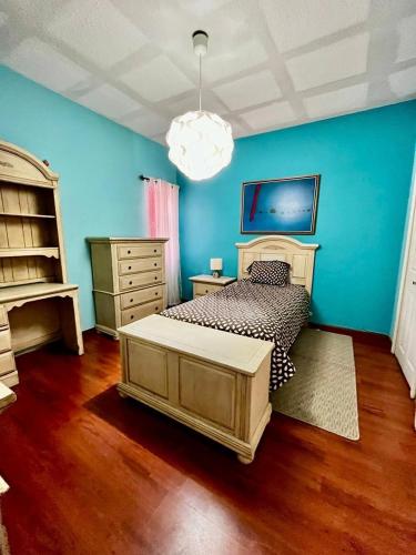 a bedroom with a bed and a blue wall at Casa cerca de cosulado in Senecú