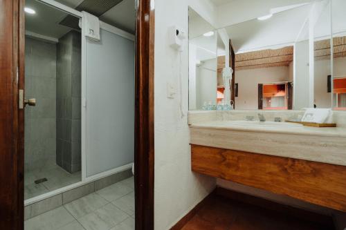 a bathroom with a sink and a shower at Hotel Mesón de los Cristeros 