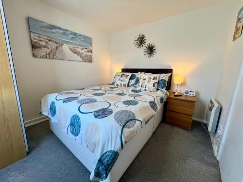 Postel nebo postele na pokoji v ubytování Beach Cottage 37 - Coastal Getaway, Minutes from the Beach