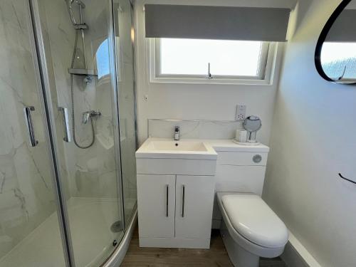 Koupelna v ubytování Beach Cottage 37 - Coastal Getaway, Minutes from the Beach