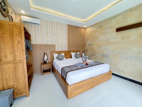 un dormitorio con una cama en una habitación en Pondok kuwera, en Ubud