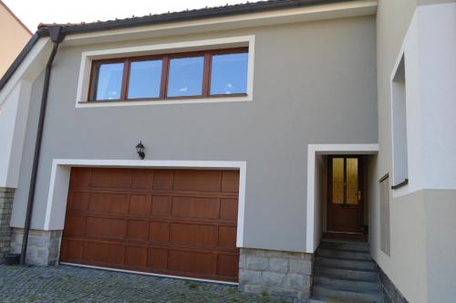 a garage with a brown garage door at Apartmán Monty in Žulová