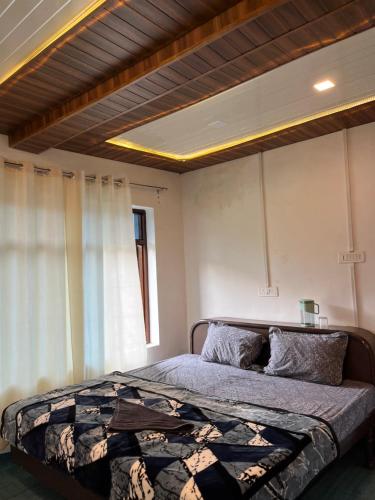 Un dormitorio con una cama con techo de madera. en Hotel drass heights, en Drās