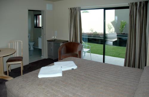 Un pat sau paturi într-o cameră la Kaikoura Gateway Motor Lodge