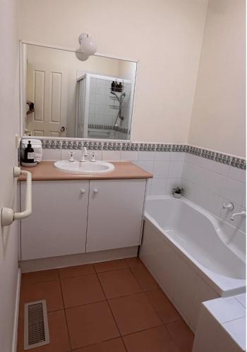 Ένα μπάνιο στο Spacious Balwyn Villa in great location