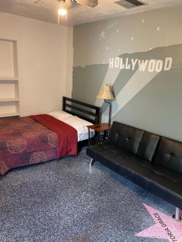 フェニックスにあるPhoenix Hollywood Private Roomのベッドとソファのあるホテルの部屋