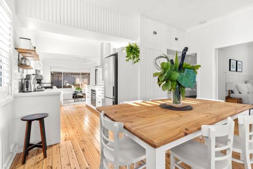 Dapur atau dapur kecil di Amaroo - Pet Friendly - 2 Mins Walk to Beach - Outdoor Fireplace