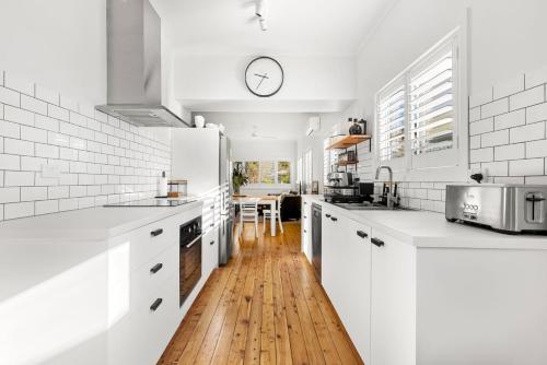 Dapur atau dapur kecil di Amaroo - Pet Friendly - 2 Mins Walk to Beach - Outdoor Fireplace