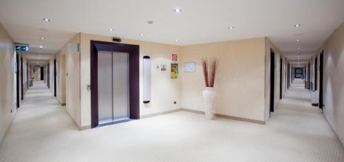a hallway with a door and a vase at Hotel Nord in Guardamiglio