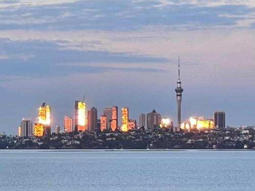 Ein allgemeiner Blick auf Auckland oder ein Stadtblick von des Privatzimmers aus