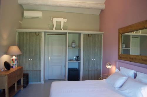 Hôtel La Maison de Crillonにあるベッド