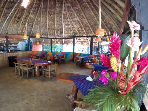 パレンケにあるHotel Cabañas Safariの部屋にテーブルと椅子があるレストラン