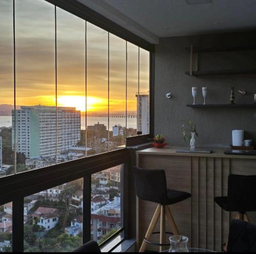 ニテロイにあるGold Sunset com vista mar - Icaraíの市街の景色を望むバルコニー付きの客室です。