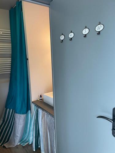 une salle de bain avec un miroir et un lavabo dans l'établissement La Bergerie, à Fatouville-Grestain