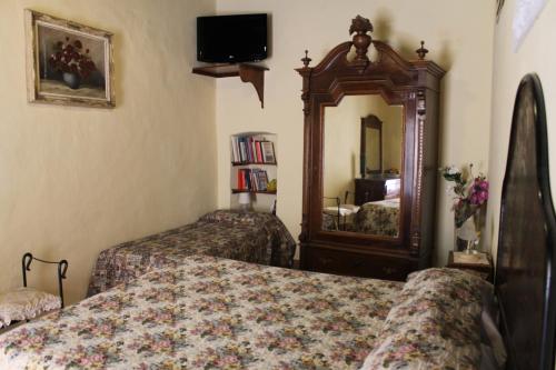 a bedroom with two beds and a large mirror at Residenza Sant'Emiliano in Trevi