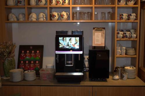 Příslušenství pro přípravu čaje a kávy v ubytování Gourmetbauernhof Mentebauer