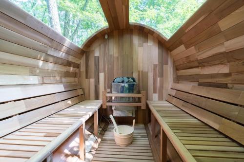 een lege sauna met houten wanden en een raam bij S-villa Karuizawa wood creek in Tsumagoi