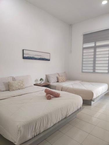 un dormitorio con dos camas y un sofá en Superior Family Room, en Pantai Cenang