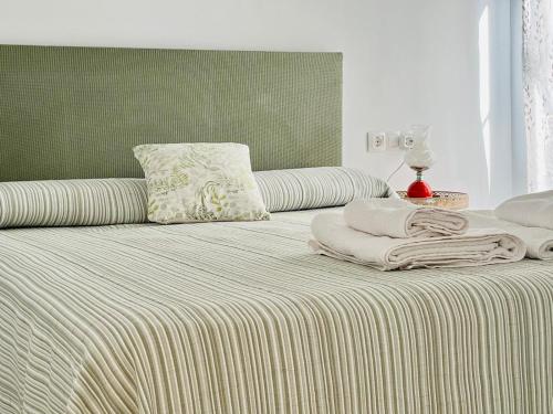 En eller flere senge i et værelse på patio de luja centro parking y piscina