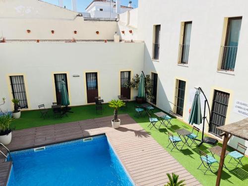 patio de luja centro parking y piscina