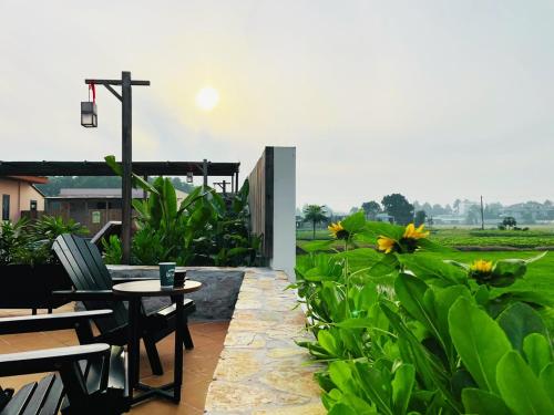 Taman di luar Field Villa Hoàng Diệu