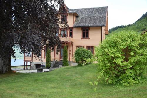 una casa su una collina con un giardino verde di Døsen Gård a Luster