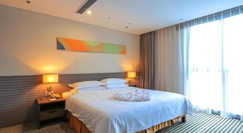 Кровать или кровати в номере Xiamenair Maple Hotel (Xiamen SM City Plaza)