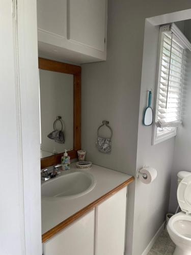 Salle de bains dans l'établissement Coastal Charm Beach Nearby - Chalet Poirier