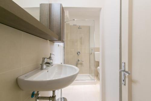 un baño con lavabo y ducha en Pinocchio House, en Florencia