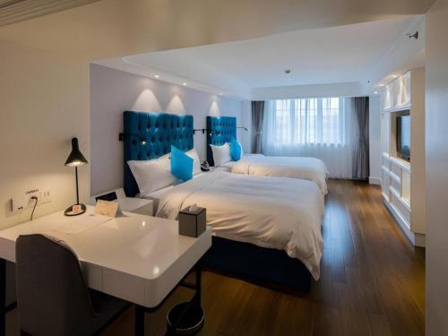 Postel nebo postele na pokoji v ubytování Shanghai Jinchen Hotel