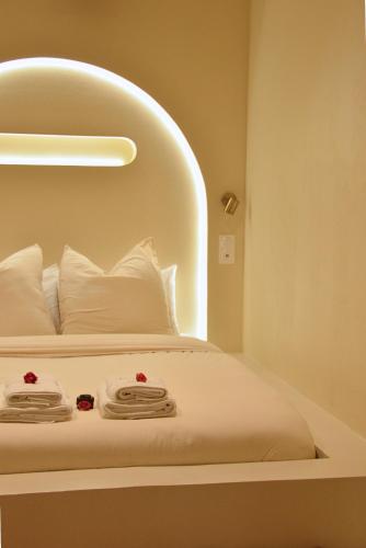 une chambre avec un lit avec deux serviettes dessus dans l'établissement Casa Cinta Évasion Balinaise avec Baignoire Spa, à Croix