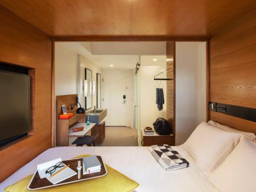
a bedroom with a bed and a desk at Arlo SoHo in New York
