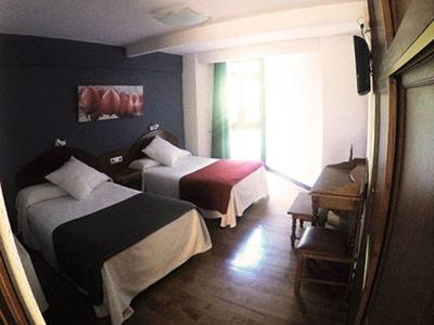 En eller flere senger på et rom på Hotel Urgaín
