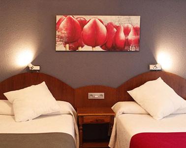 سرير أو أسرّة في غرفة في Hotel Urgaín