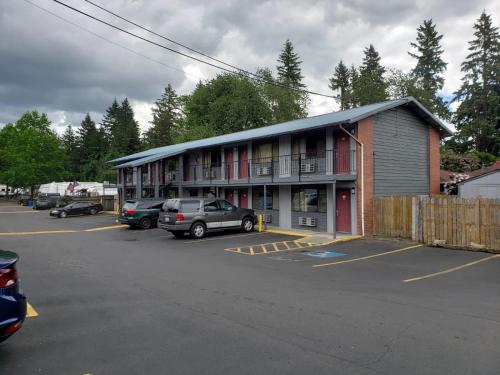 a building with cars parked in a parking lot at Hotel O Rama Inn & RV Park in Washougal