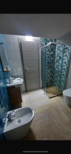 Bilik mandi di Twins apartment