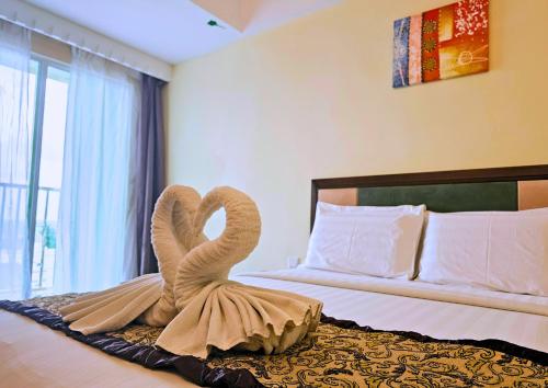 a swan sculpture sitting on top of a bed at Hotel Taiping Perdana in Taiping