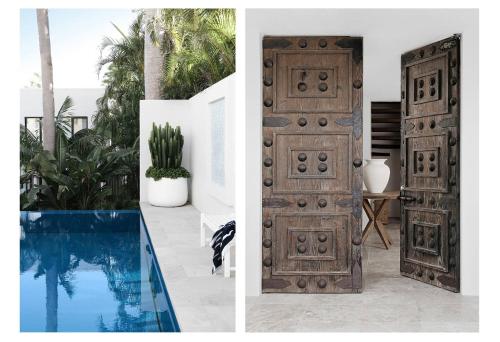 Una vieja puerta de madera está al lado de una piscina. en Elanda on Sunshine - Ocean views, see the whales, en Sunshine Beach