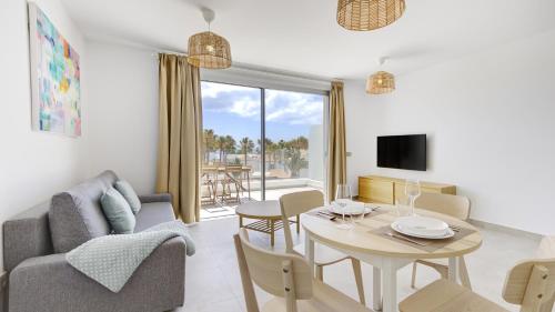 Χώρος καθιστικού στο Calm Beach Apartments