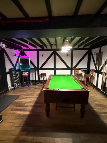 a ping pong table in a room with a ping pong ball at OYO The Watermans Arms Hersham in Hersham